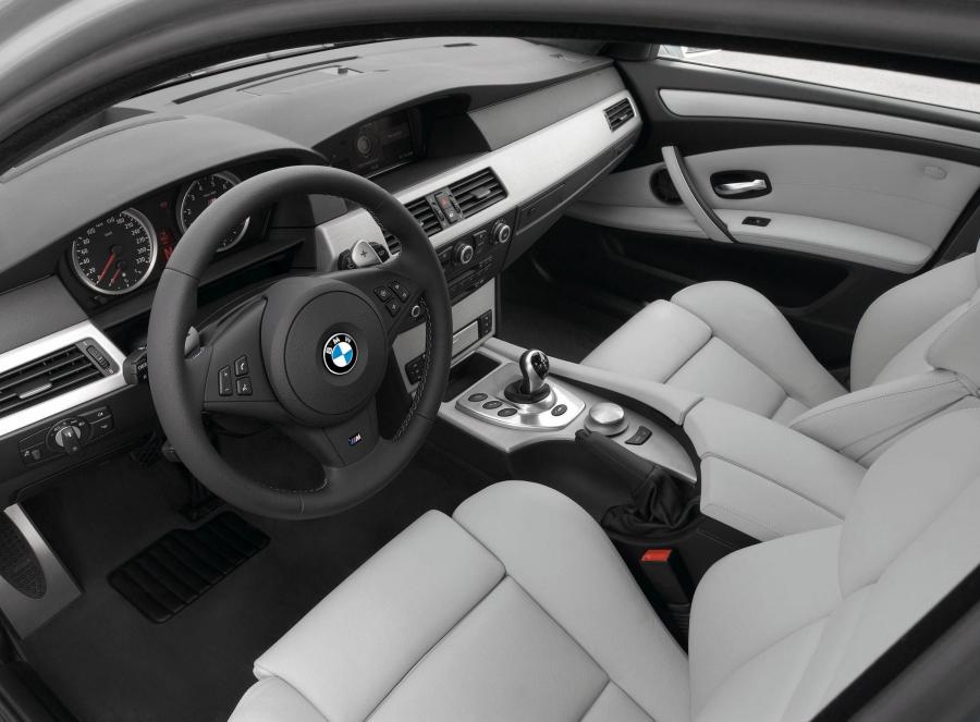  BMW M5 Touring 2009 года  (фото 25 из 51)